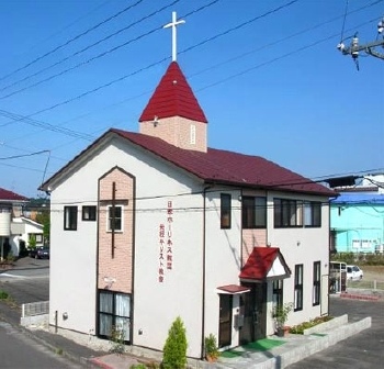 矢板ホーリネス教会の会堂です。白い壁に赤井屋根。頂上には十字架。